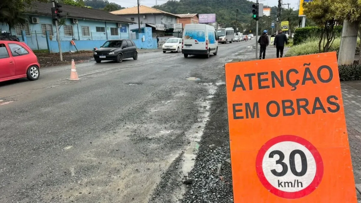 Obra altera trânsito e itinerários de ônibus em rua de Blumenau