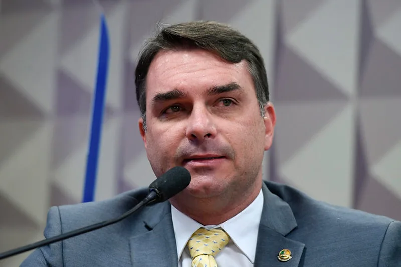 TSE suspende propaganda de Lula que relaciona Flávio Bolsonaro a suspeitas
