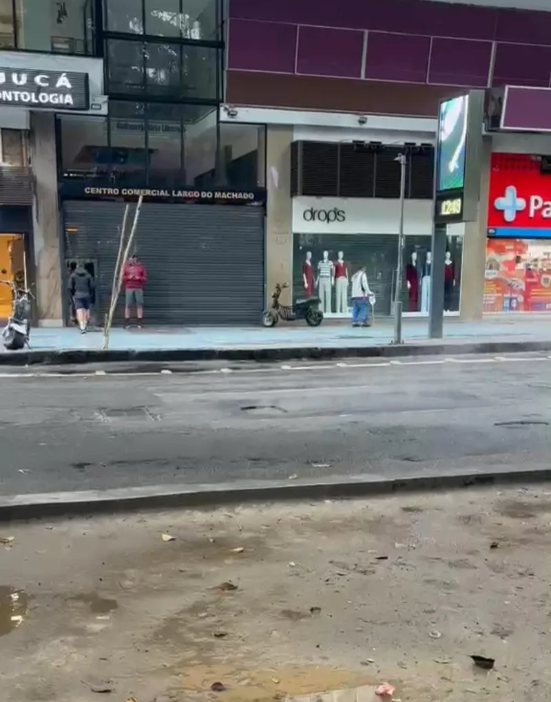 Fumaça sai de bueiro e leva à interdição de faixa no Largo do Machado