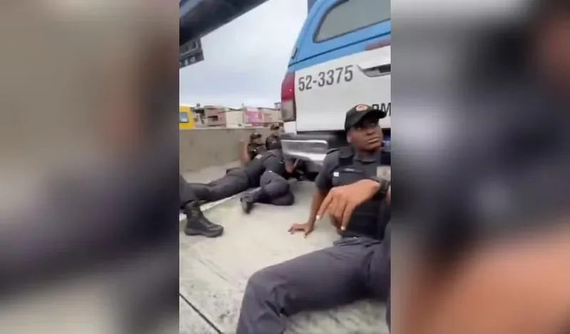 Recrutas da Polícia Militar se abrigam durante tiroteio na Avenida Brasil