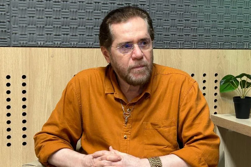 Justiça multa Plínio Valério por omitir suplentes em propaganda na TV