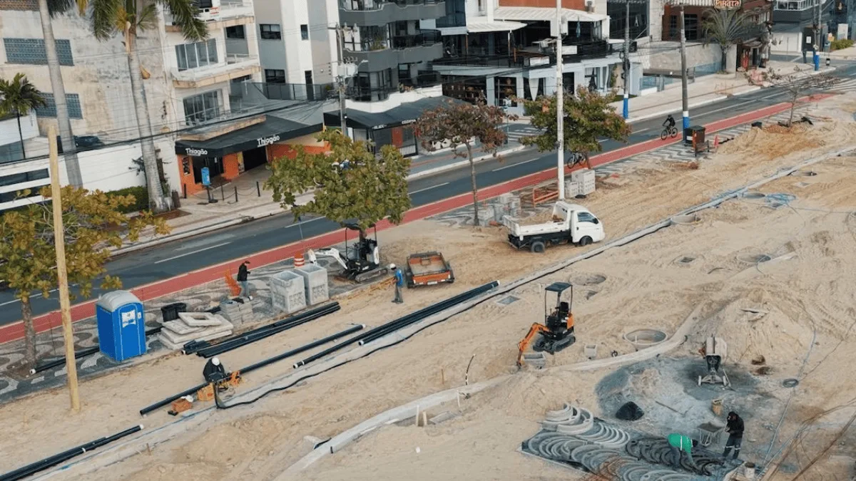 Travessias de pedestres começam na Avenida Atlântica após atraso por chuvas