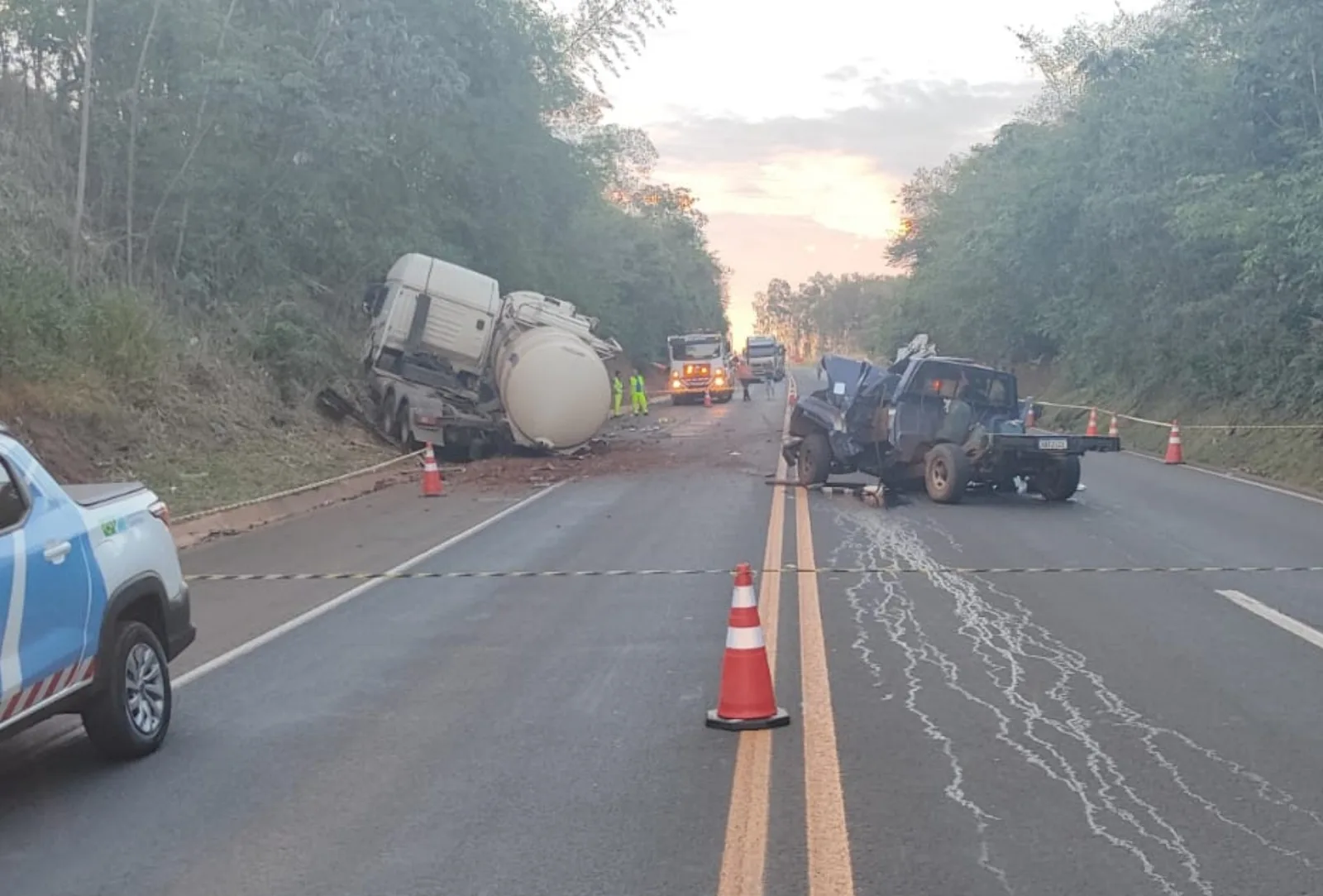 Batida entre caminhonete e carreta deixa dois mortos na BR-158, em Paranaíba