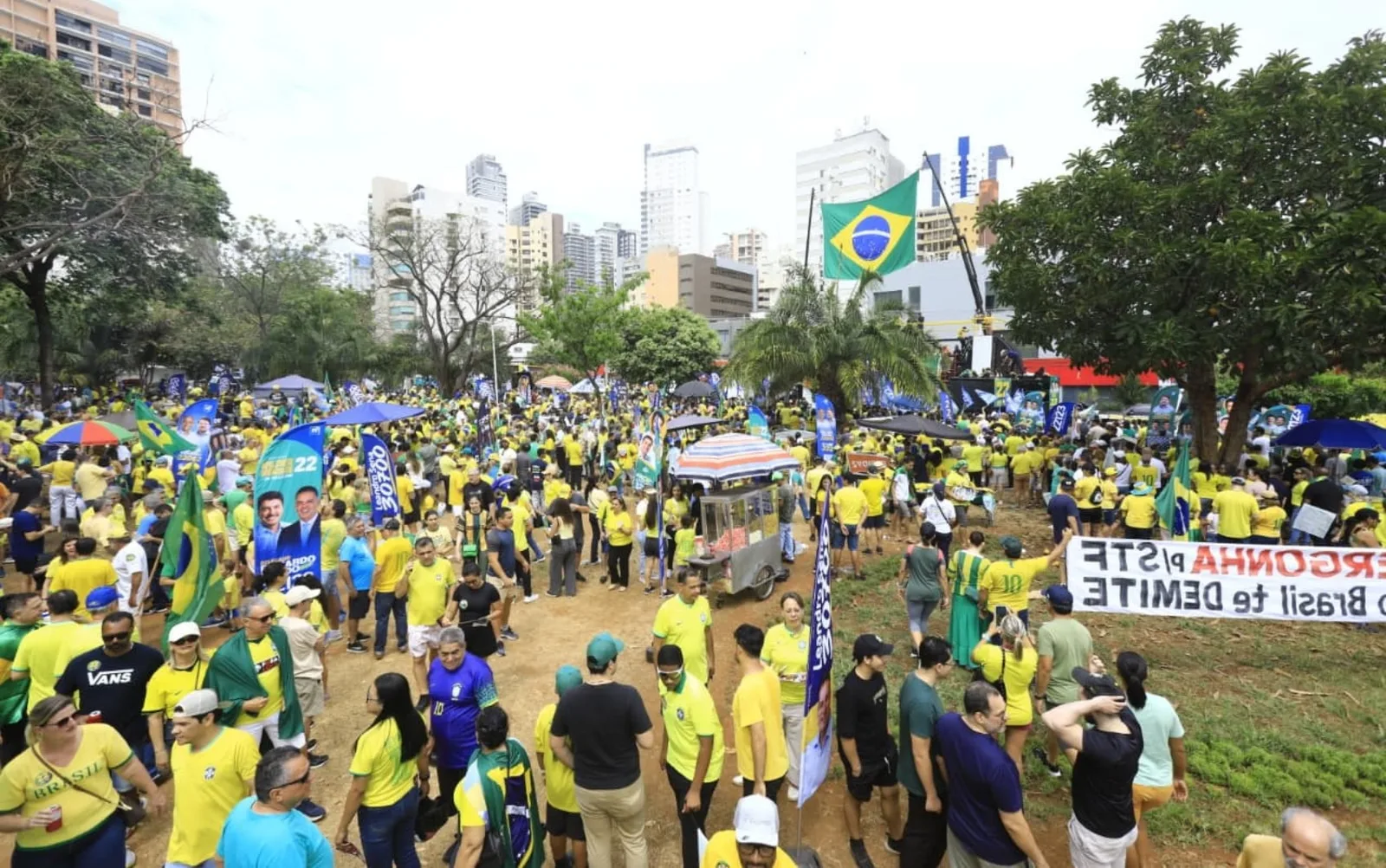Manifestantes protestam contra Alexandre de Moraes durante ato em Goiânia
