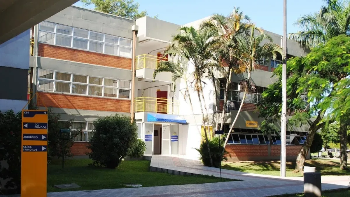 UFSC pede apoio da Polícia Federal após pichação racista em banheiro