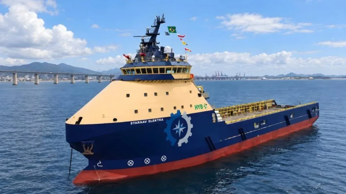Embarcação construída em Itajaí recebe batismo com tripulação feminina