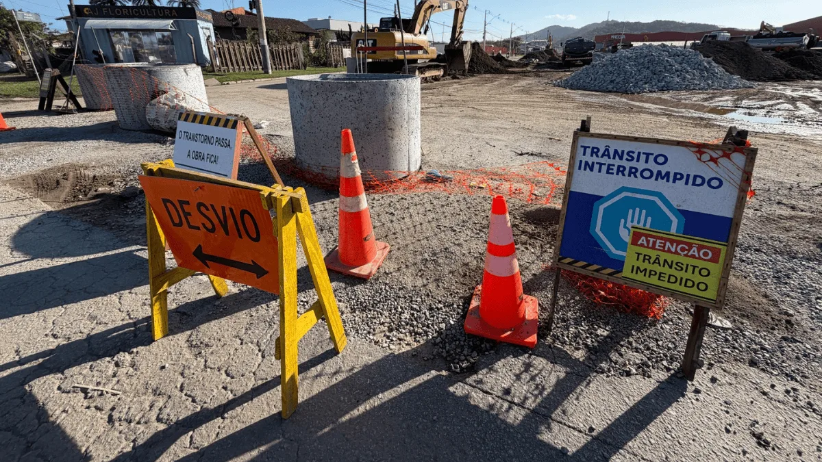 Interdição muda rotas durante duplicação da Avenida Mário Uriarte, em Itajaí