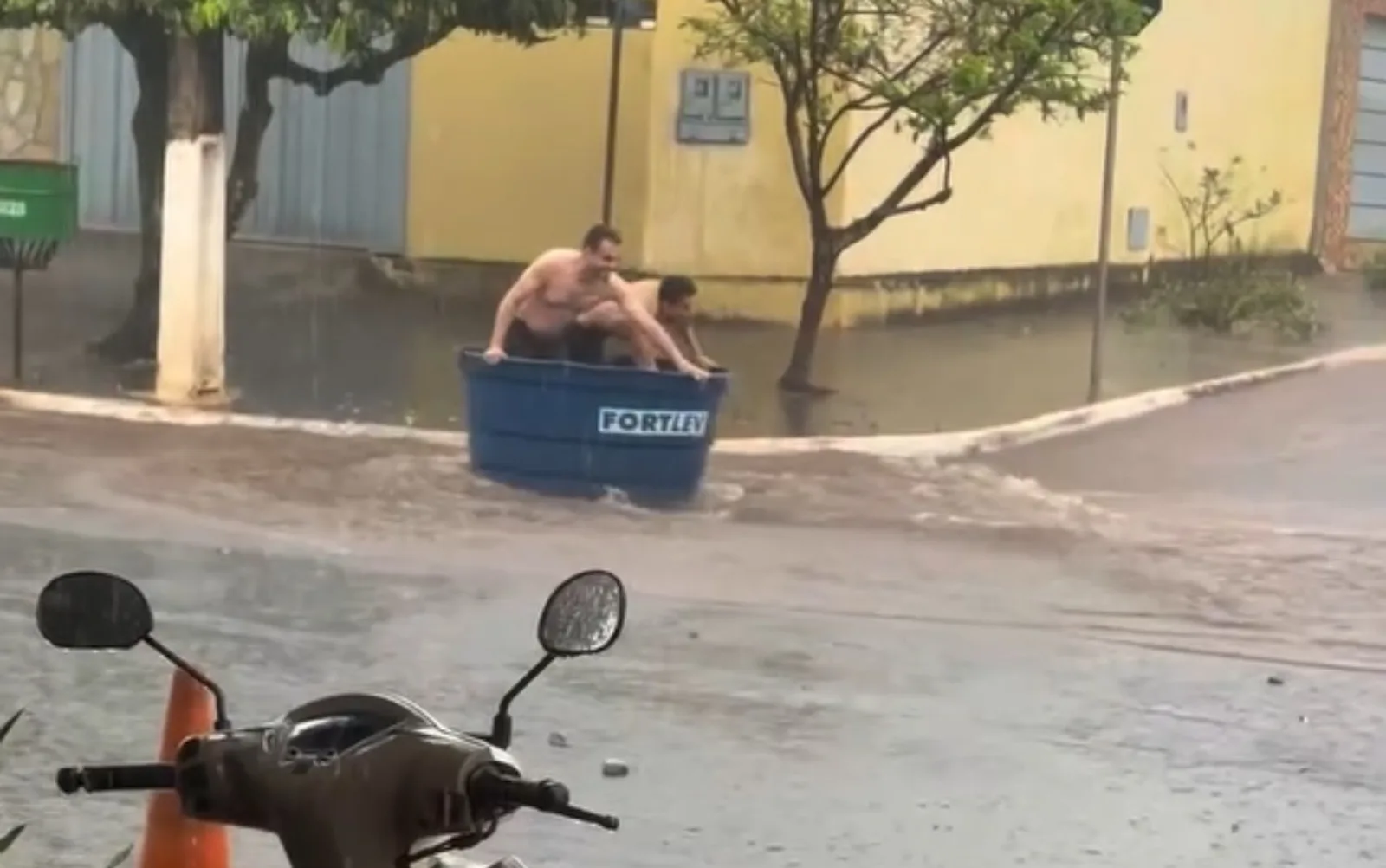Caixa-d’água é levada por enxurrada durante brincadeira em Goiás