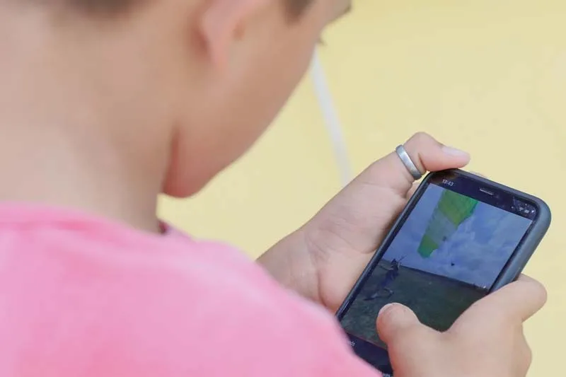 Telas reduzem o piscar e podem causar olho seco em crianças e adolescentes