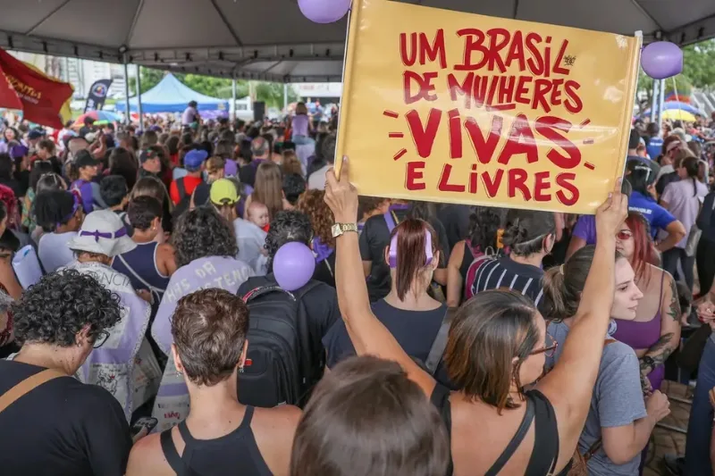 Medo da violência leva brasileiras a restringir lazer, deslocamentos e oportunidades