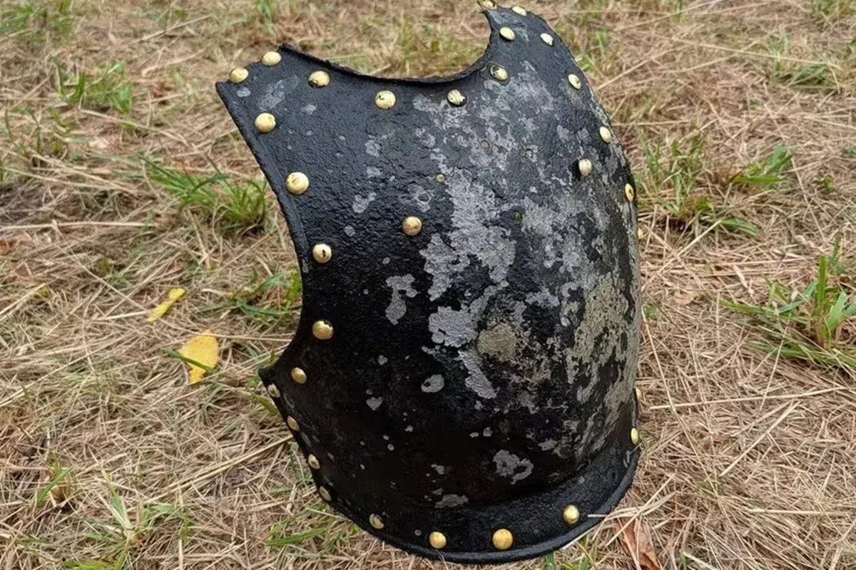 Armadura rara é encontrada em fosso de palácio na Polônia