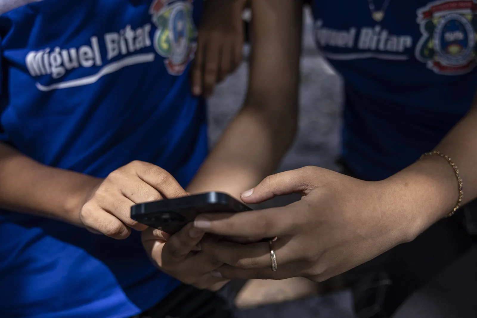 Escolas brasileiras têm baixa capacidade digital enquanto alunos recorrem à IA