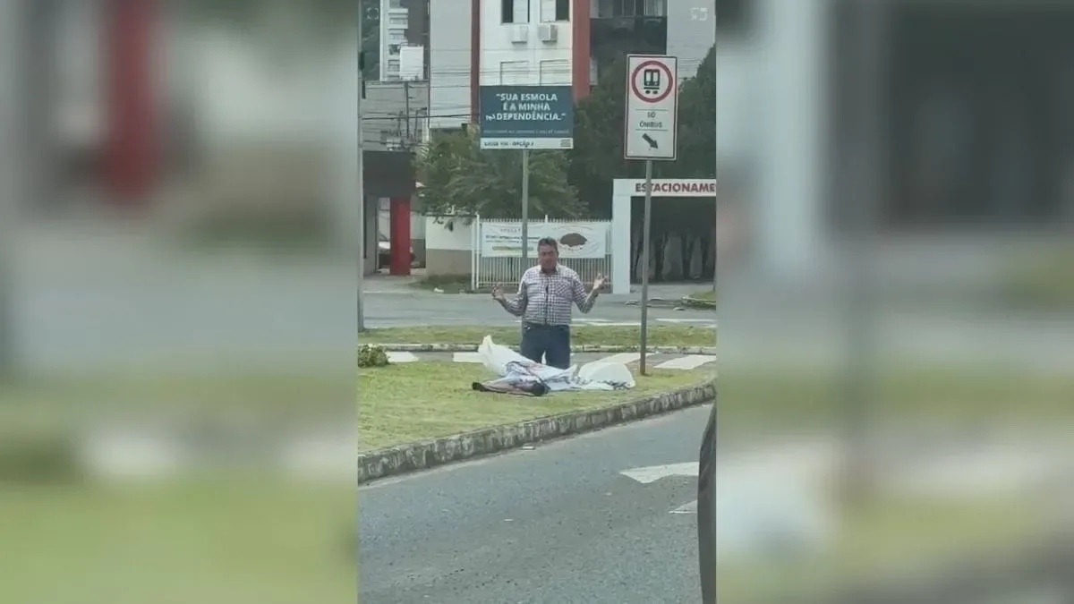 Vendedor de Blumenau é registrado rezando de joelhos durante o trabalho