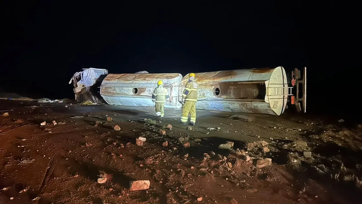 Caminhão com etanol capota e deixa motorista morto na GO-032, em Edéia