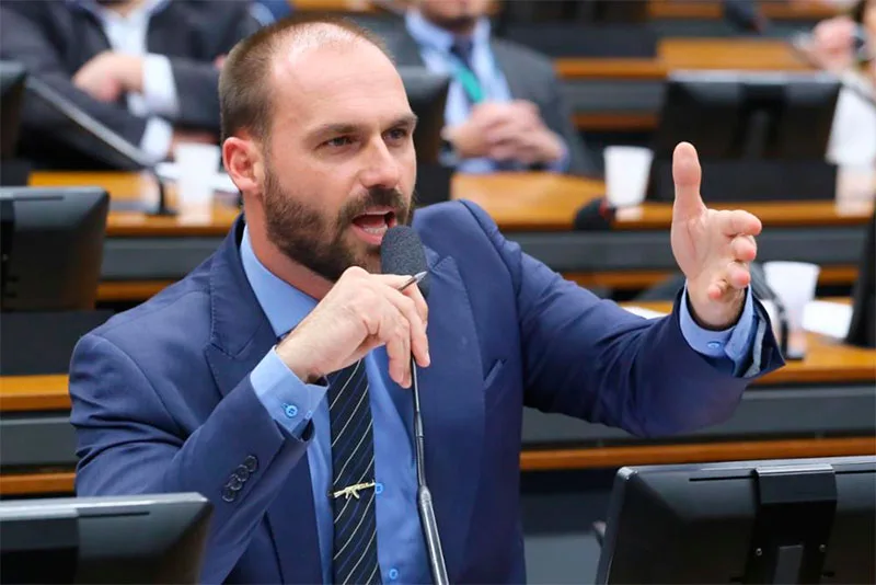 Ministério demite Eduardo Bolsonaro do cargo de escrivão da PF
