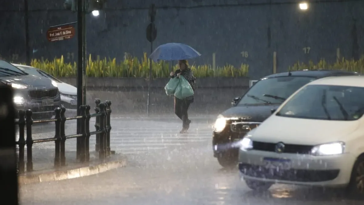 Chuva forte retorna e deixa Blumenau sob risco de alagamentos e deslizamentos