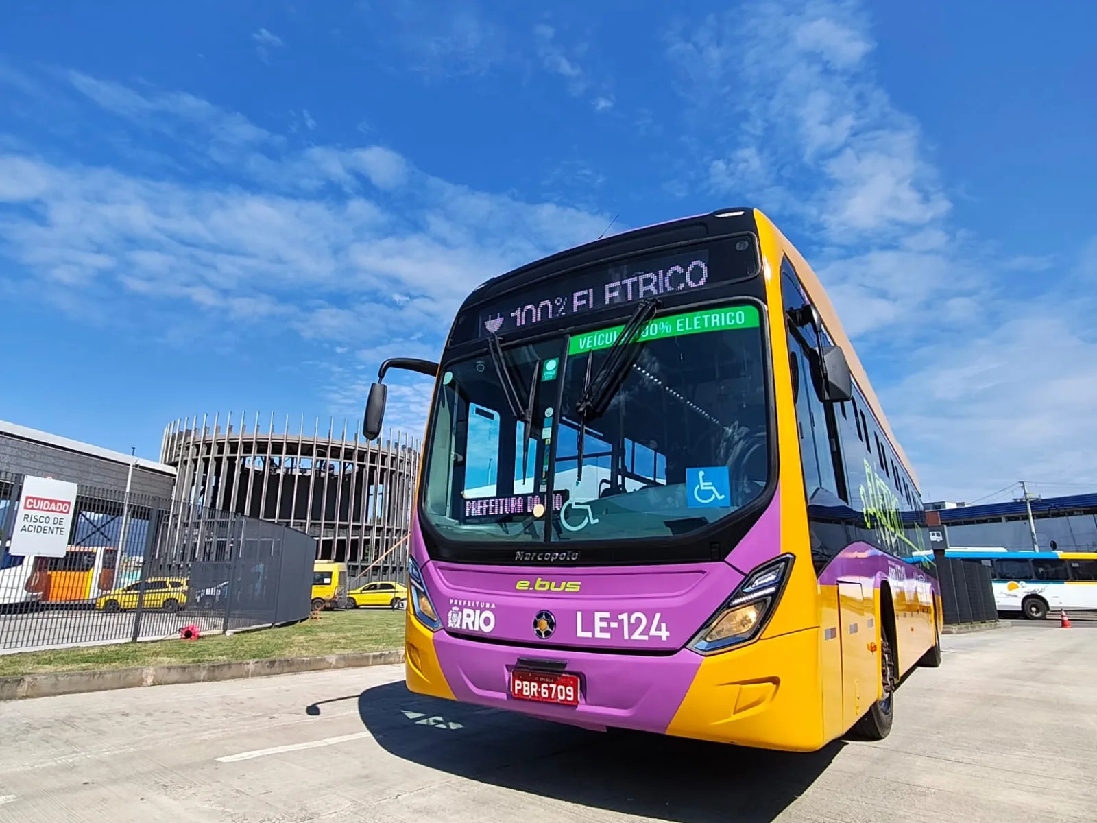 Rio anuncia R$ 509 milhões para ônibus elétricos e garagem na Maré