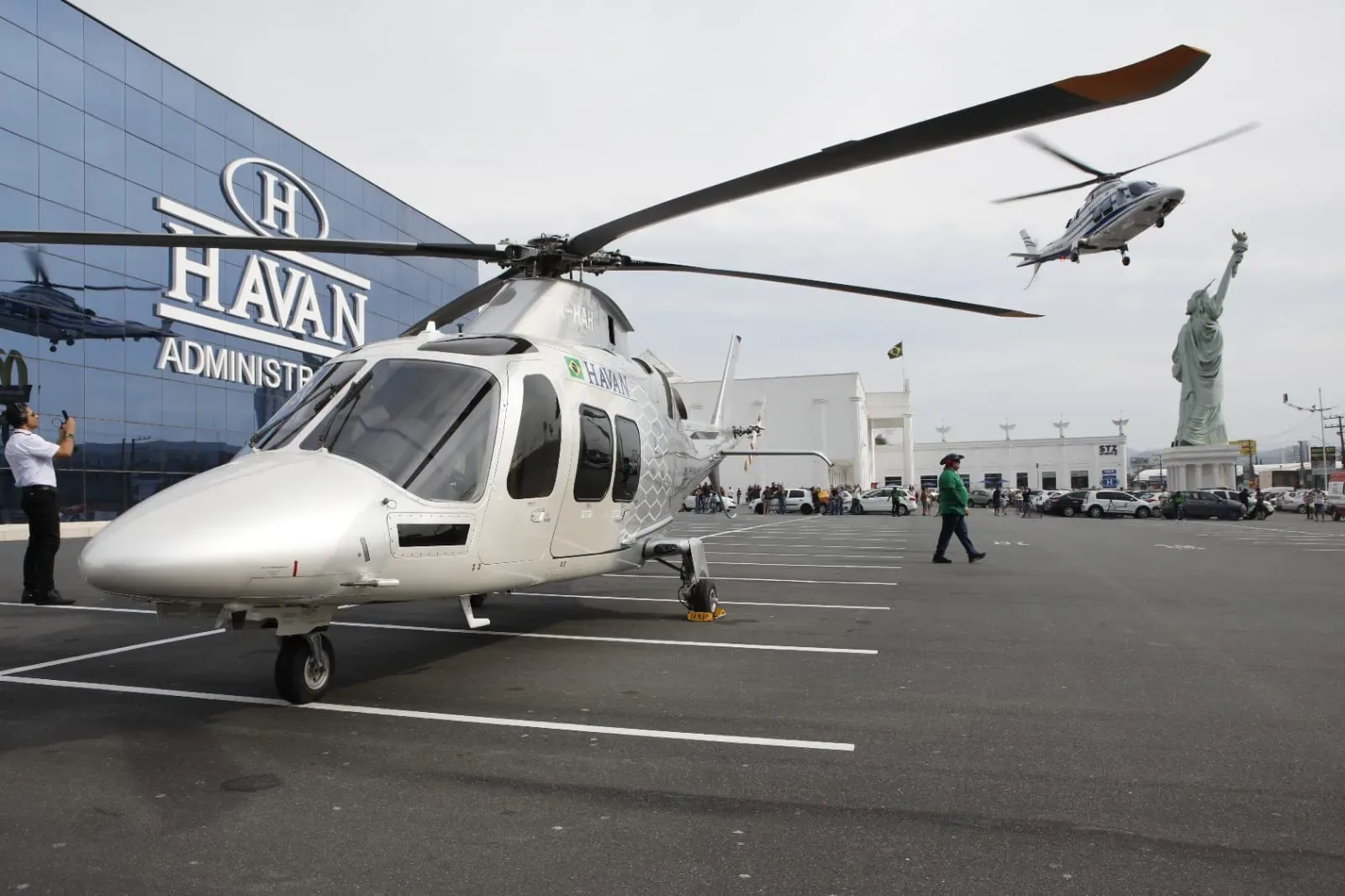Helicóptero de Luciano Hang reforça buscas por Rick e Bruno Avelar