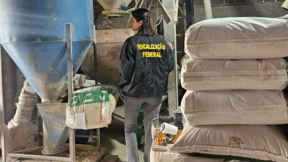 Fiscalização encontra fábrica irregular de ração em Blumenau