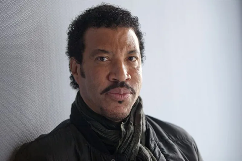 Lionel Richie cancela três shows após procedimento no coração