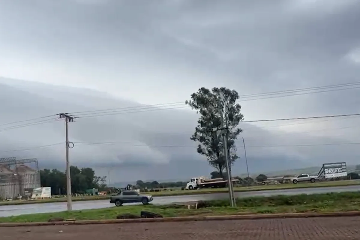 Nuvem prateleira anuncia tempestades em Maracaju, no Mato Grosso do Sul