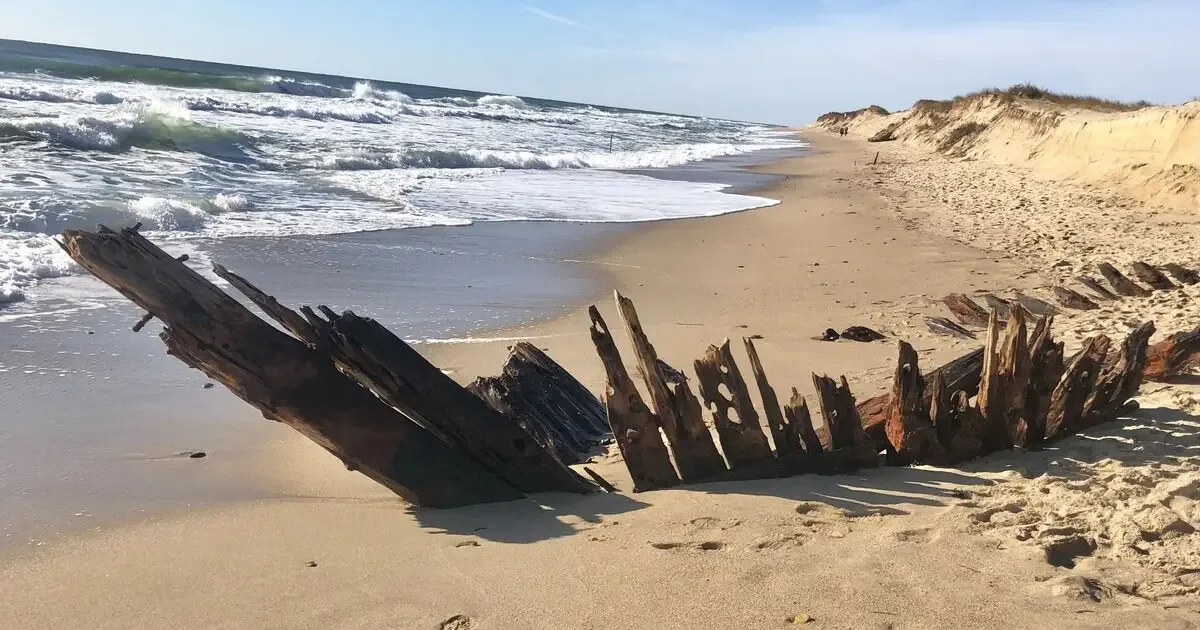 Tempestade expõe partes de escuna naufragada em Nantucket em 1884