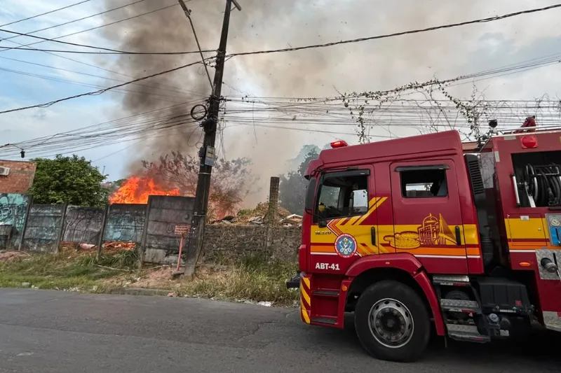 Incêndio em terreno abandonado mobiliza moradores e bombeiros em Manaus