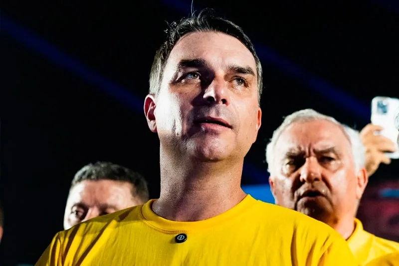 Flávio Bolsonaro abandona debate da Globo após decisão do TSE