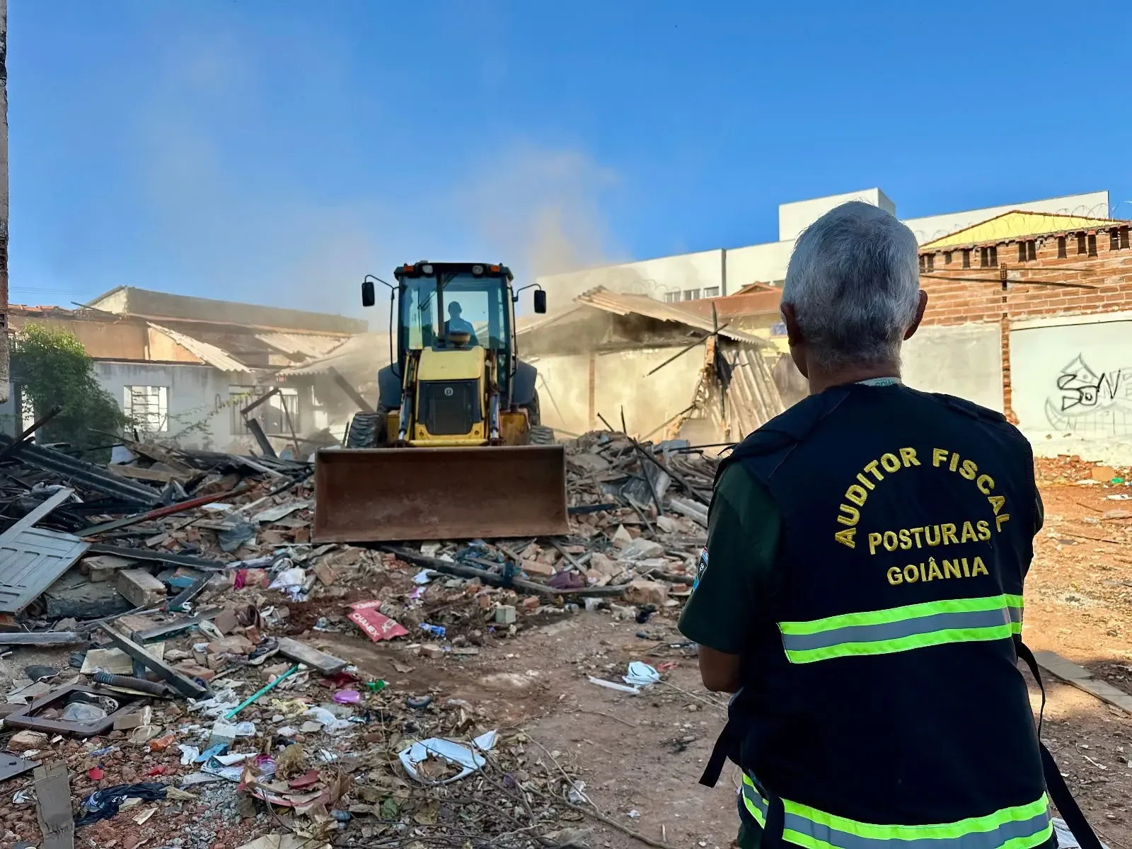 Prefeitura derruba imóvel condenado e abandonado no Centro de Goiânia