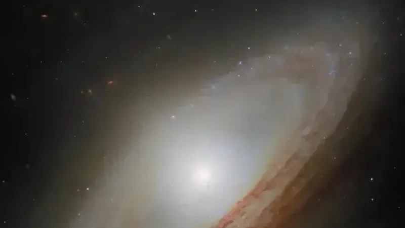 Hubble mostra galáxia com núcleo orientado de forma diferente do disco