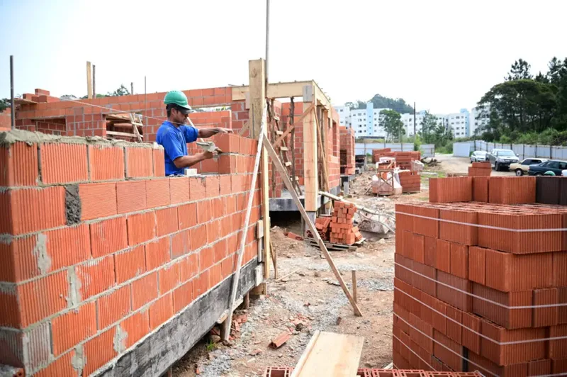 Greve na Caixa paralisa contratos e ameaça interromper obras em Goiás