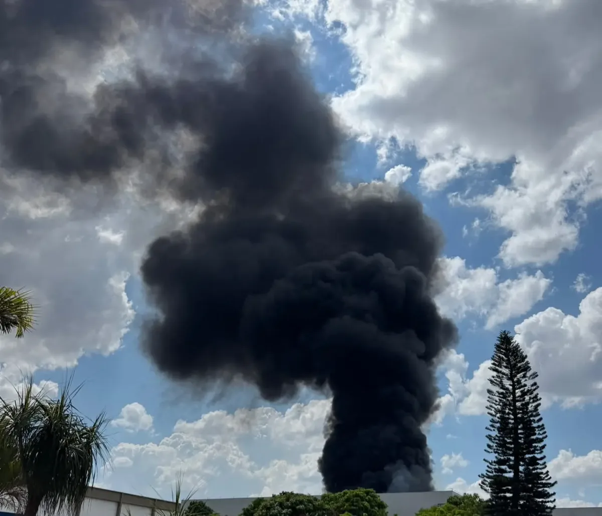 Incêndio mobiliza bombeiros em empresa de reciclagem no Daia