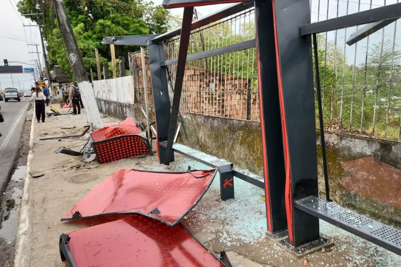 Caminhão derruba parada de ônibus em avenida de Manaus