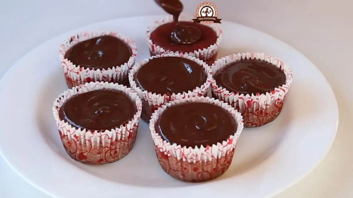 Cupcake de beterraba combina massa sem glúten e cobertura de chocolate