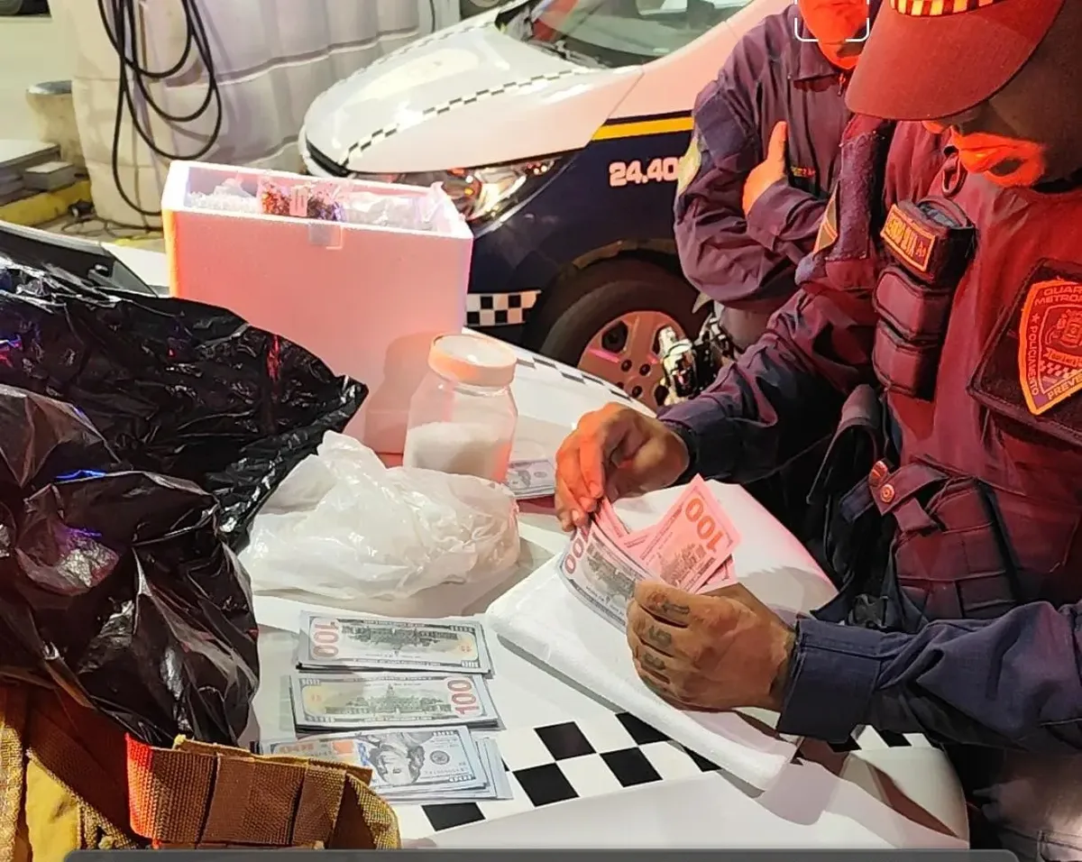 Homem é preso após ameaçar pessoas com faca em loja de Goiânia
