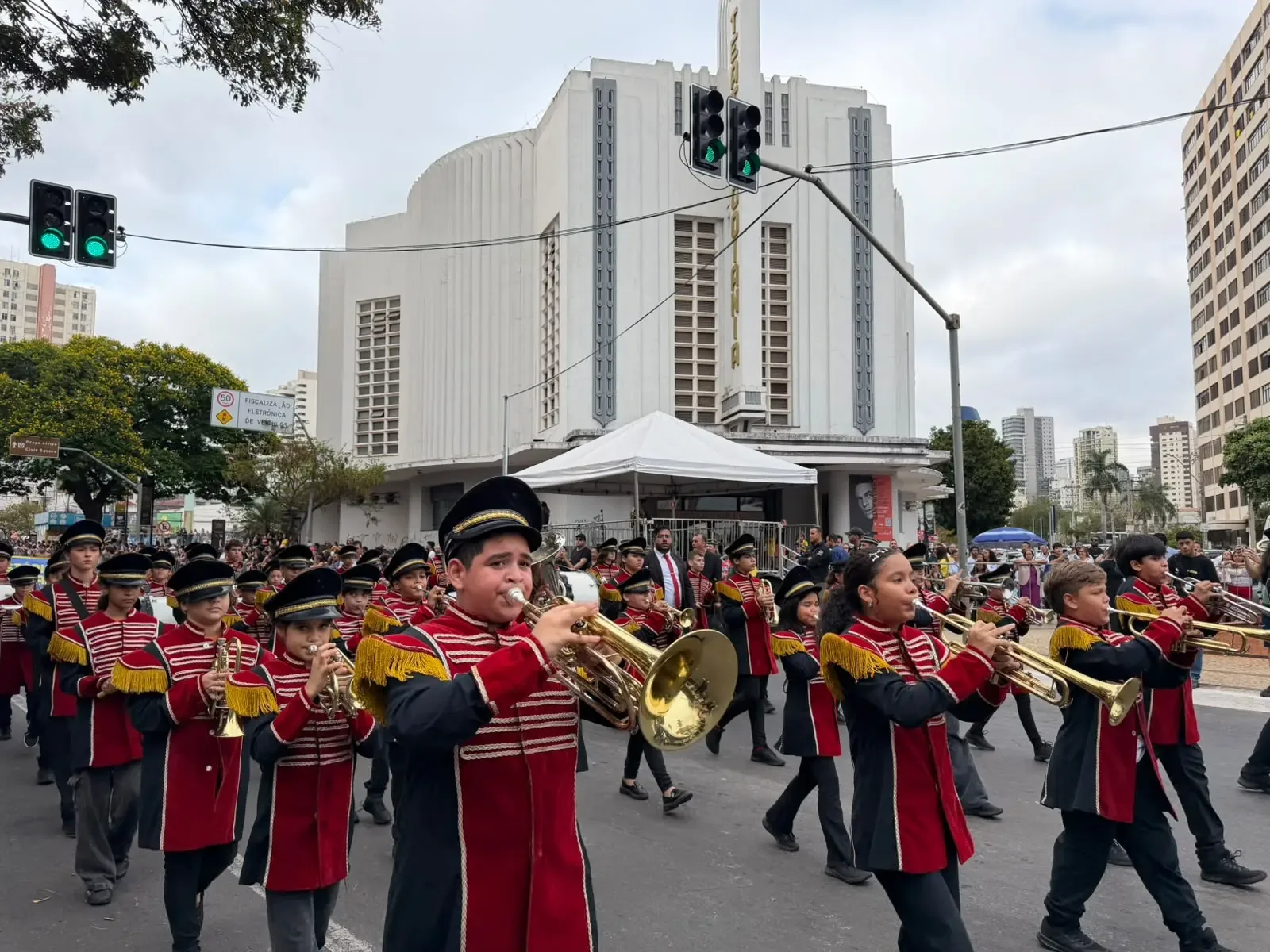Escolas, forças de segurança e colecionadores participam de desfile em Goiânia