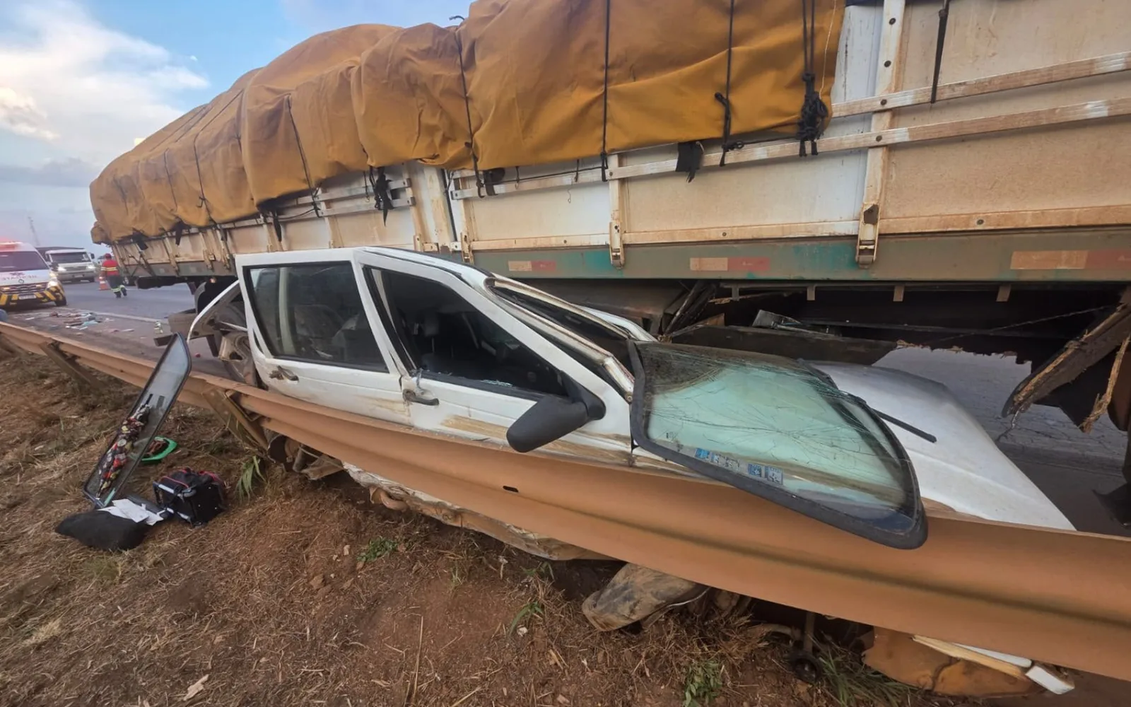 Fiat Uno é prensado por caminhão na BR-060, em Goiás