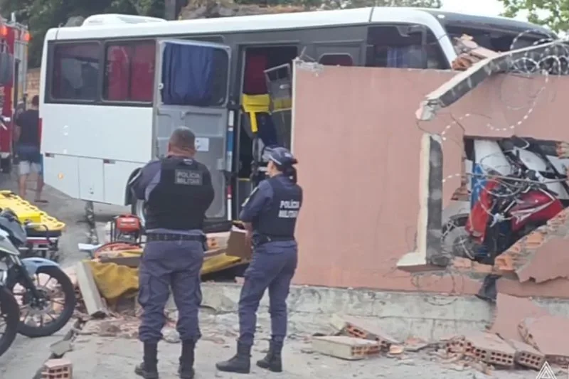 Motorista fica ferido após micro-ônibus bater em muro em Manaus