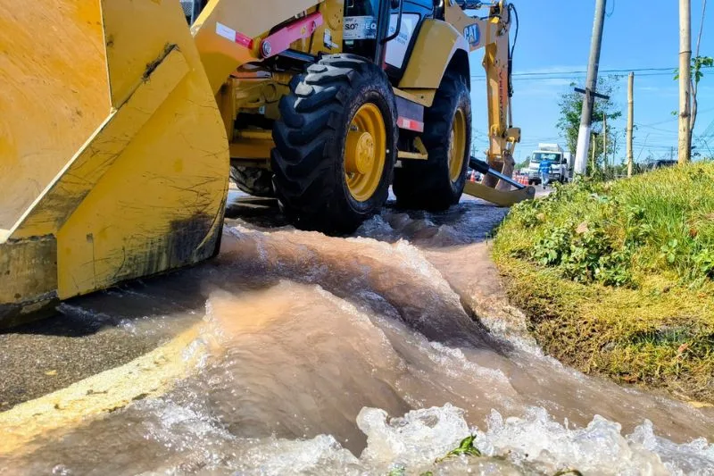 Vazamento em adutora alaga avenida e interrompe abastecimento em Manaus