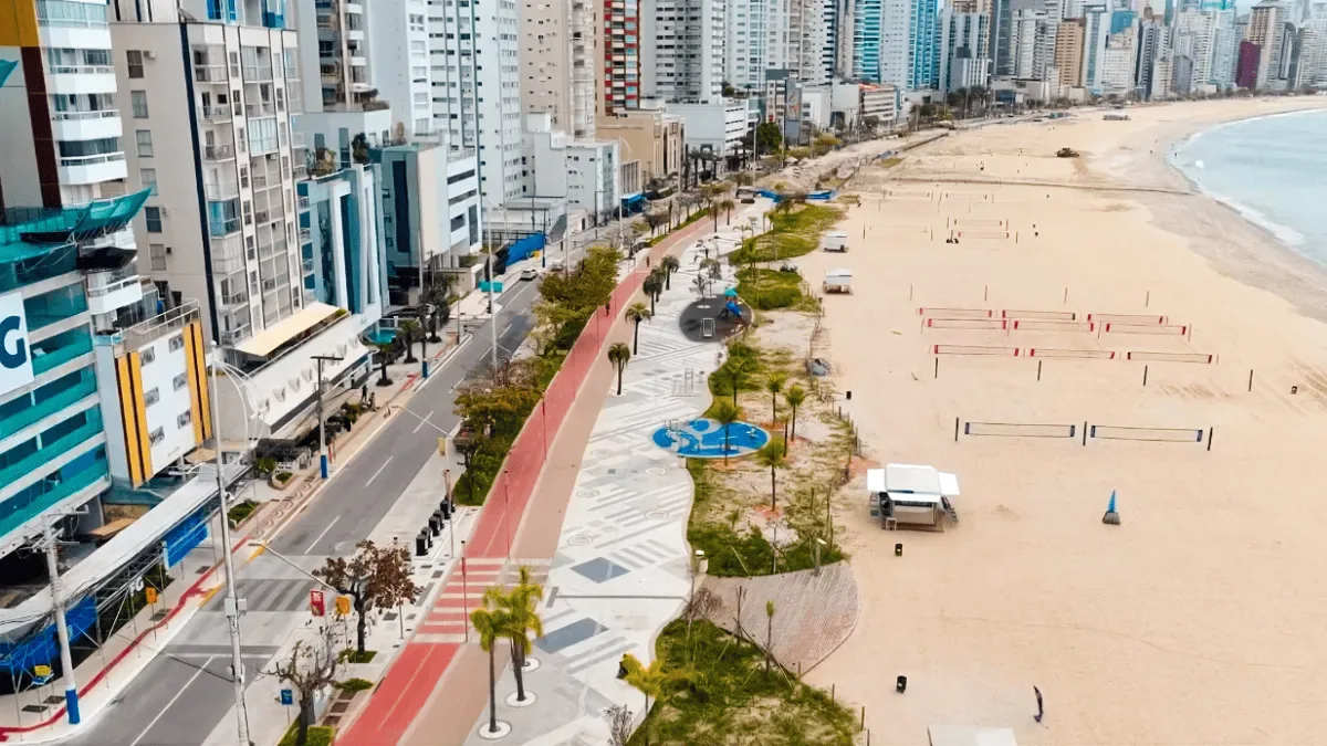 Plantio de palmeiras muda trânsito na Avenida Atlântica por dez dias