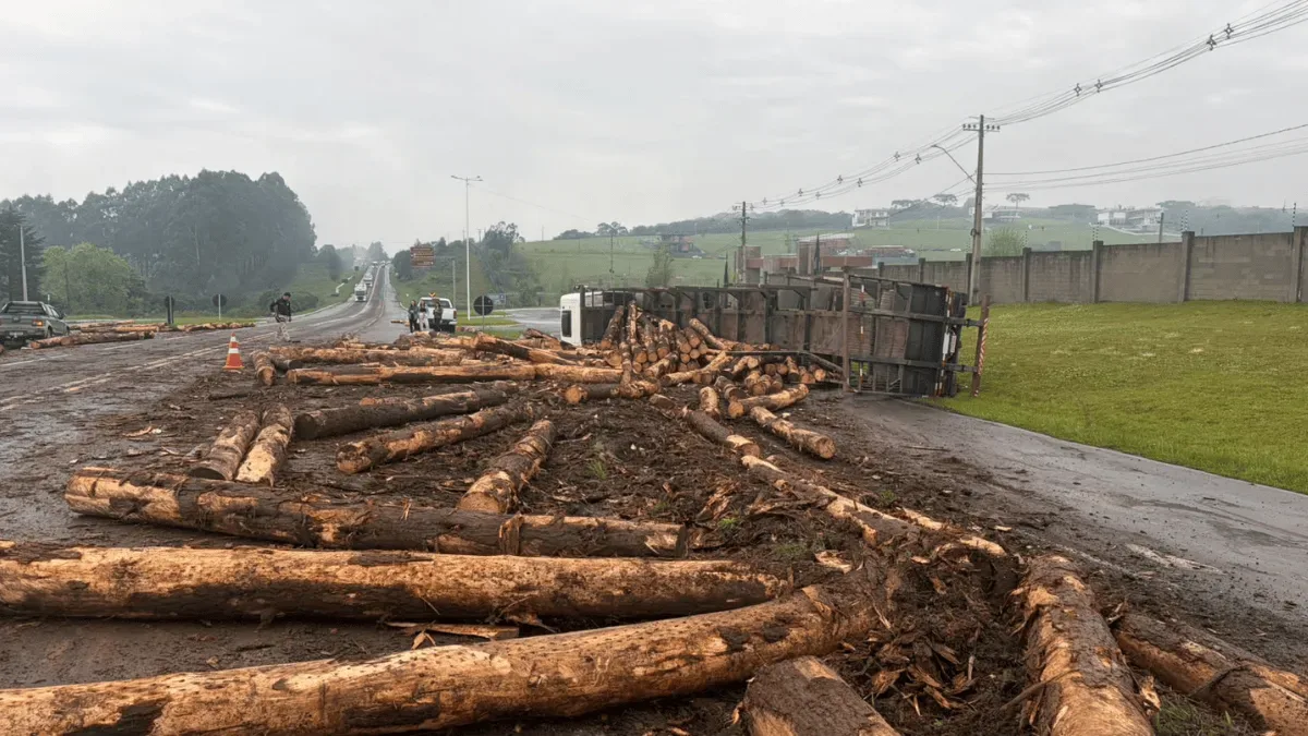 Tombamento de caminhão bloqueia alça da SC-114 em Lages