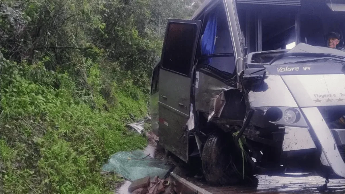 Ônibus com 22 crianças bate em rodotrem na Serra Catarinense