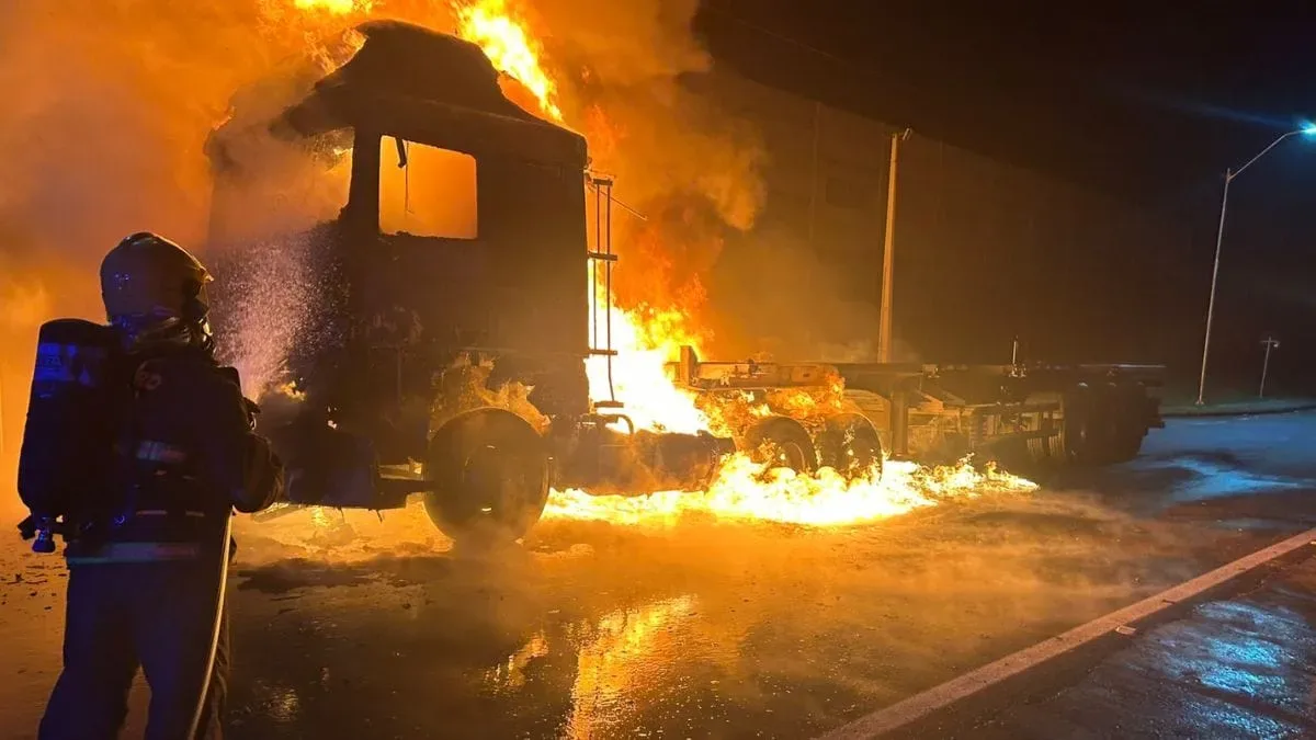 Incêndio em caminhão provoca explosões de tanques na BR-101, em Garuva
