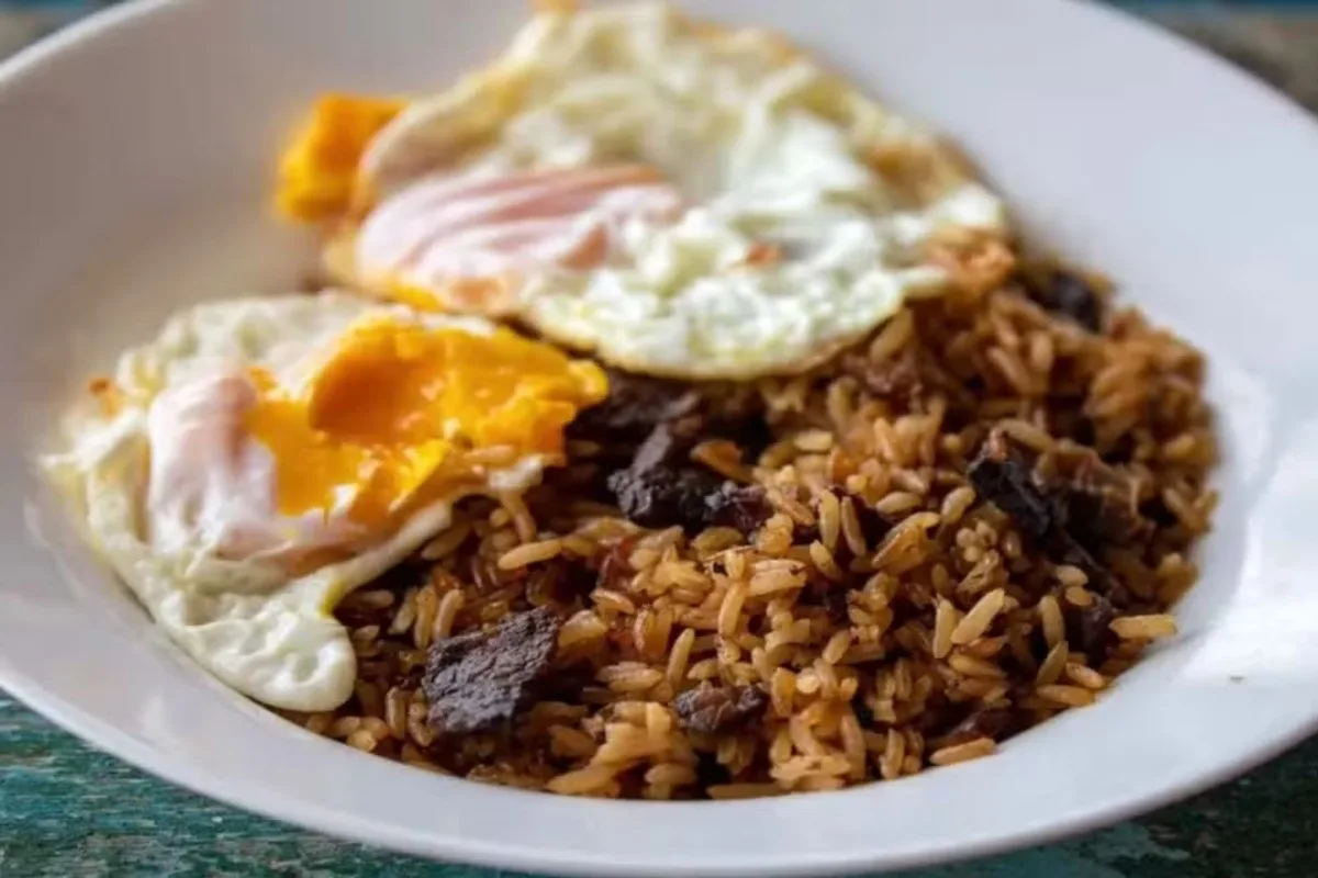 Quebra-torto reúne arroz, macarrão e carne antes do trabalho no Pantanal