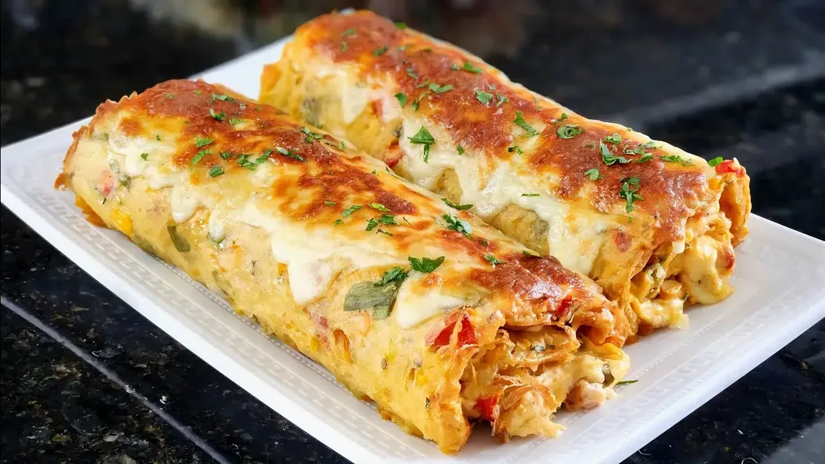 Rolinho de batata com frango leva três ovos e gratina em poucos minutos