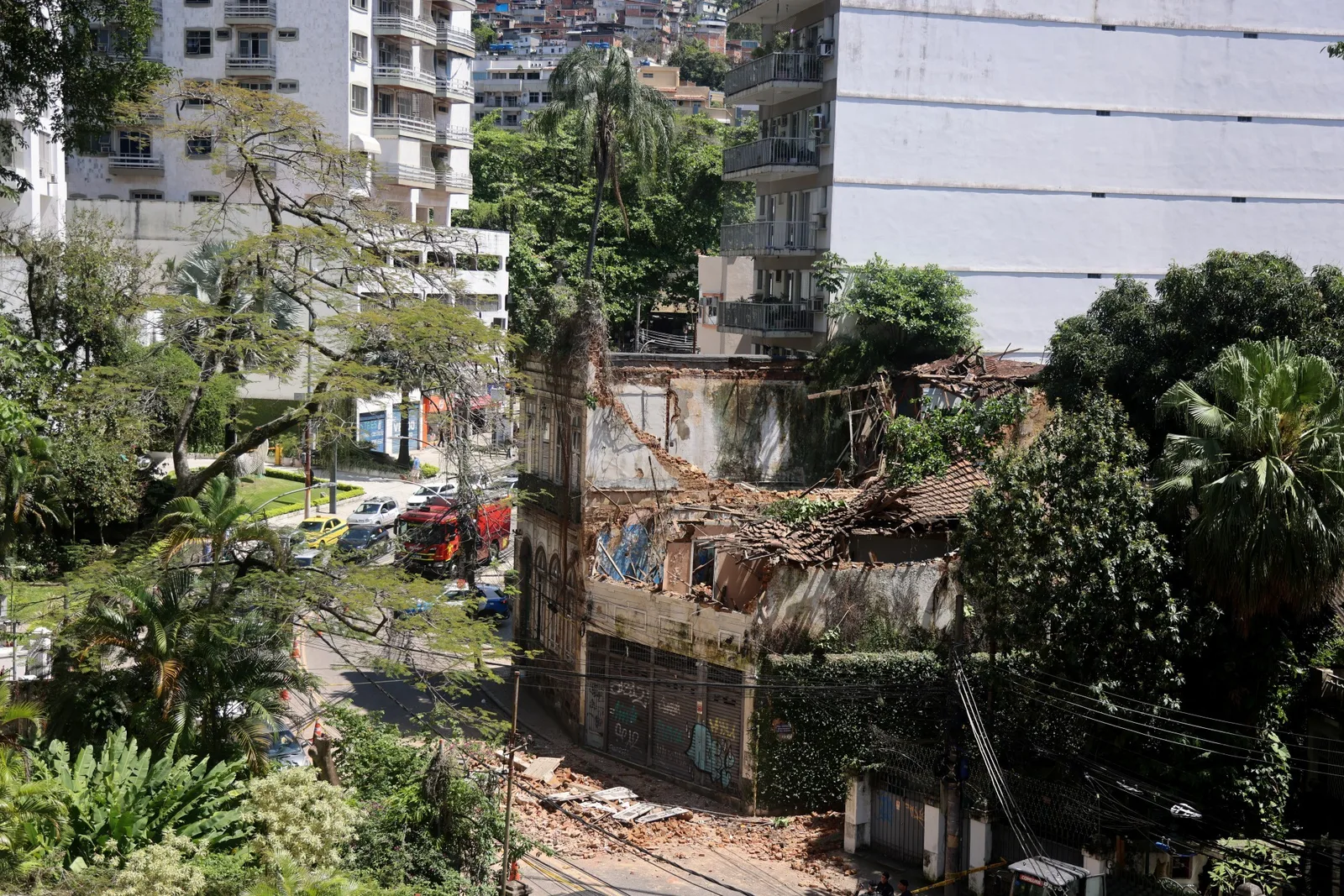 Rio desapropria dois casarões após desabamento ferir mulher e criança