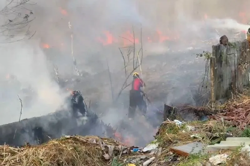 Incêndio em terreno baldio mobiliza bombeiros na zona norte de Manaus