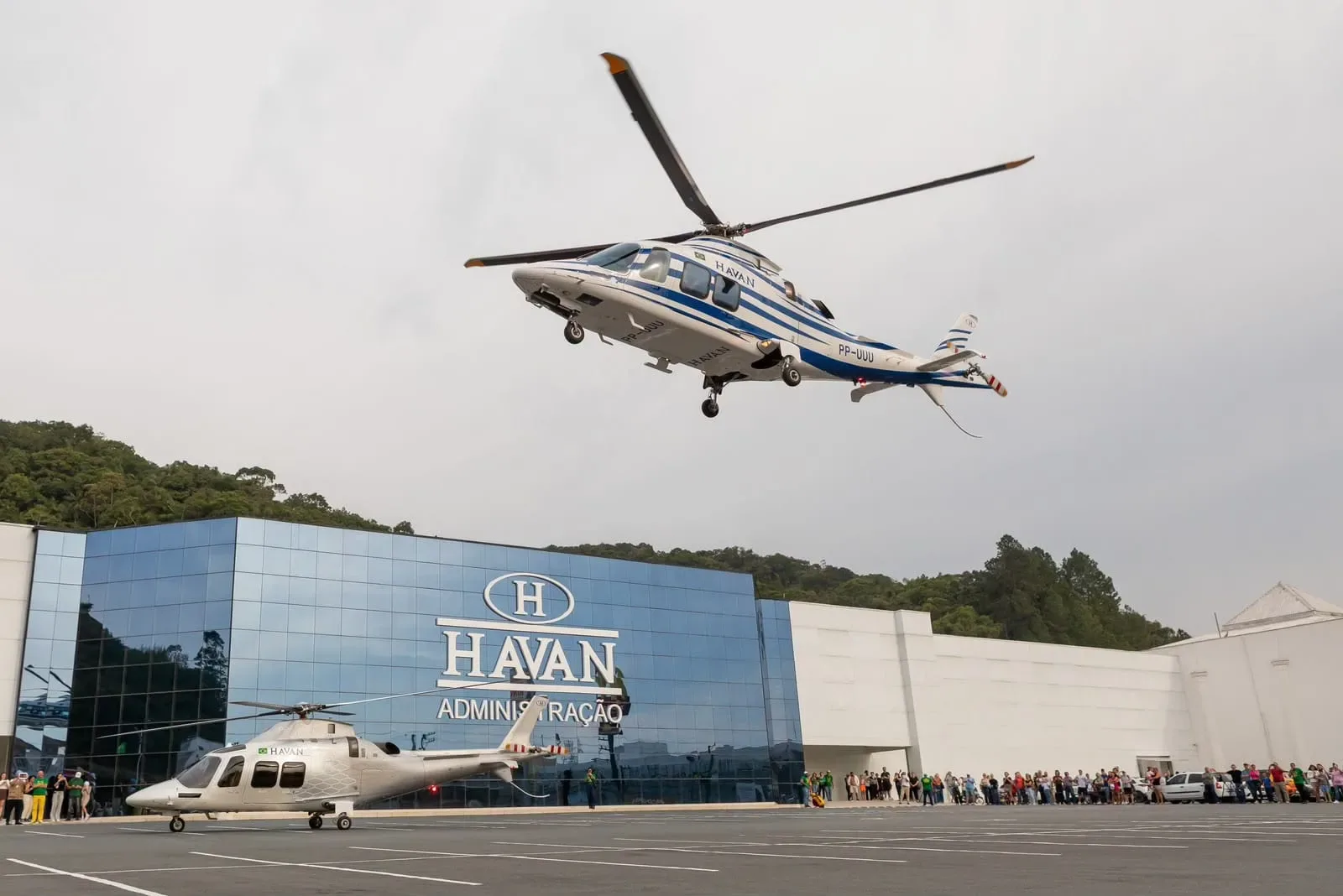 Pilotos da Havan aguardam condições seguras para buscar helicóptero em SC