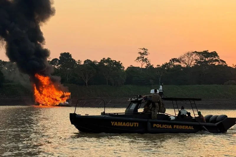 Operação no Amazonas destrói 22 dragas usadas em garimpo ilegal