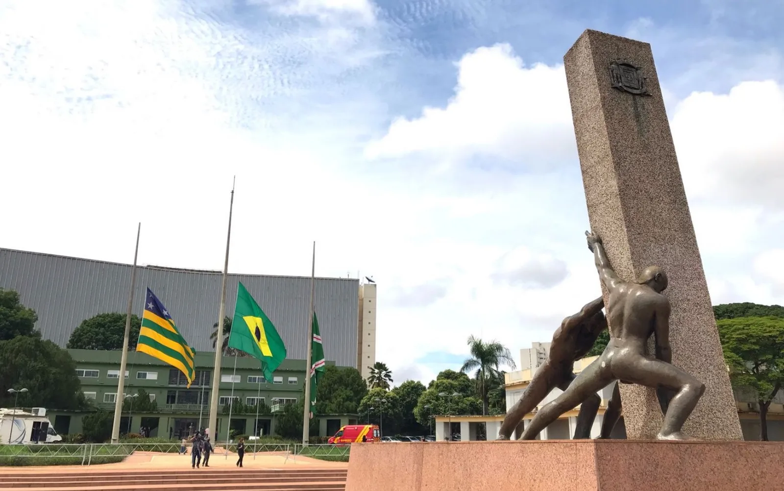 Serviços e comércios têm horários diferentes no feriado em Goiânia